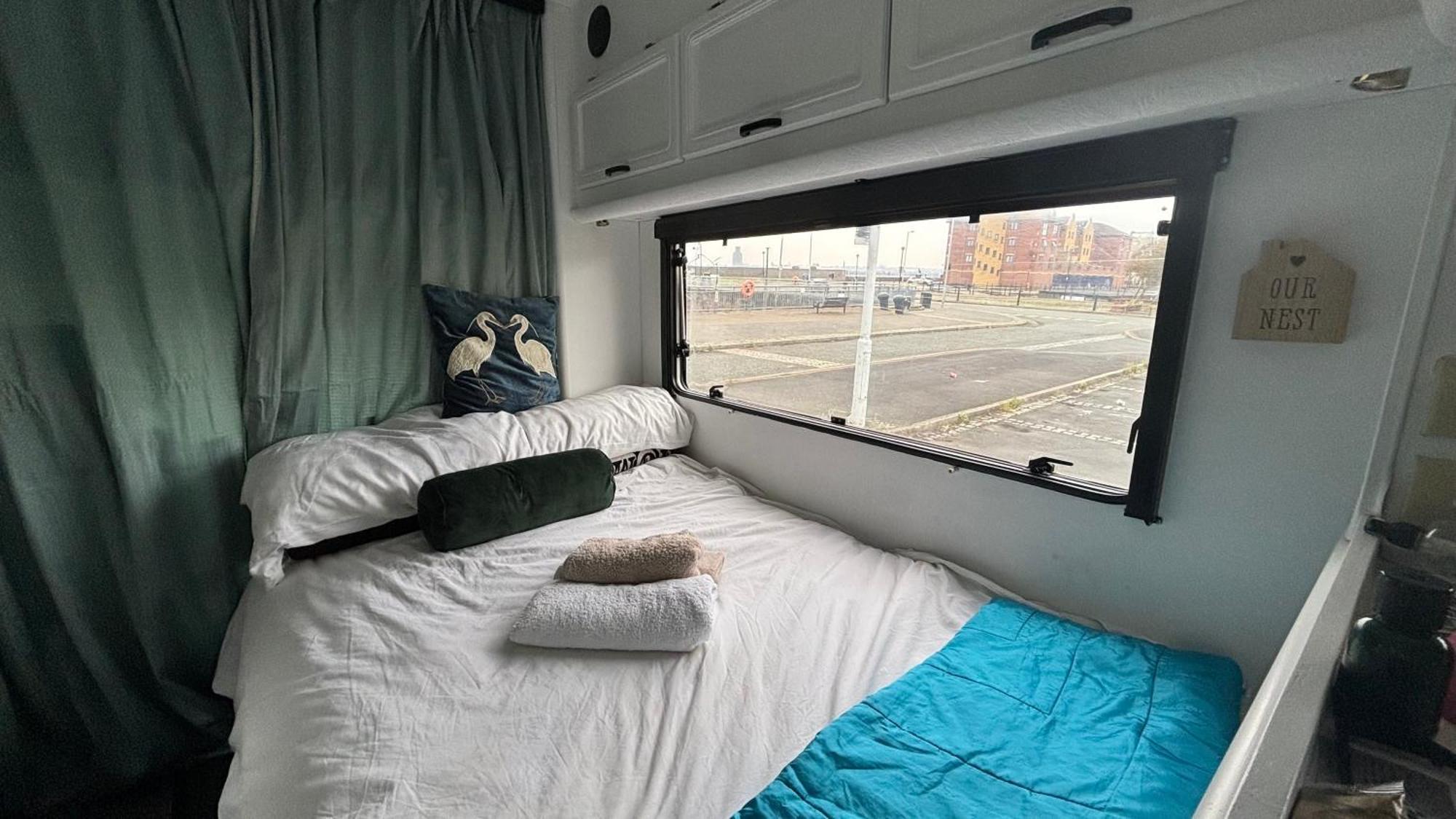 Cool Wheels On The Waterfront Hotel Liverpool Buitenkant foto
